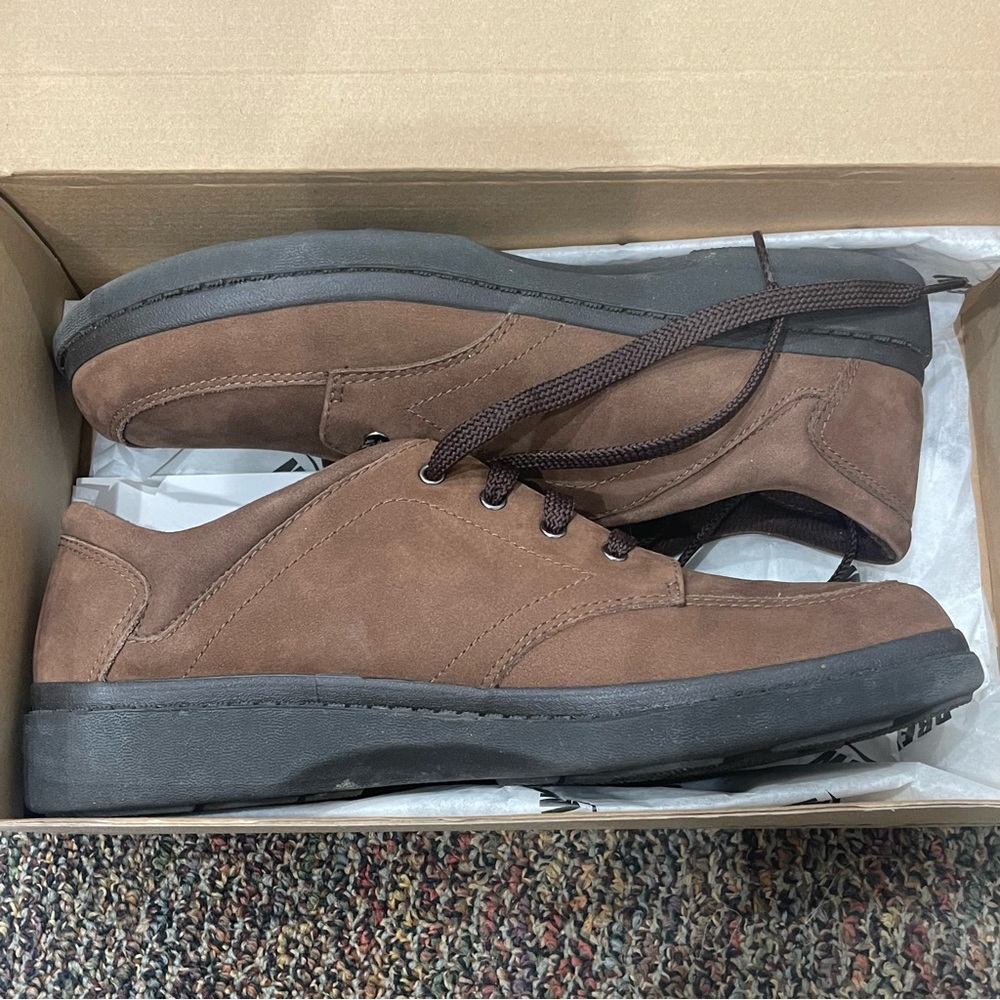 Easy Spirit Size 9 1/2 Women’s Suede Lace Up Comfort Lightweight Walking Shoes